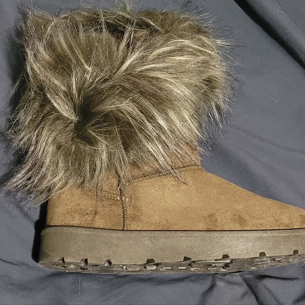 Rouge faux fur boots. Size 8, color olive.
